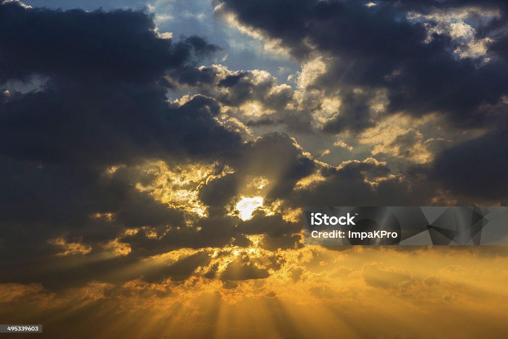 Rayo de sol ray light cloud, sky crepúsculo color - Foto de stock de Aire libre libre de derechos