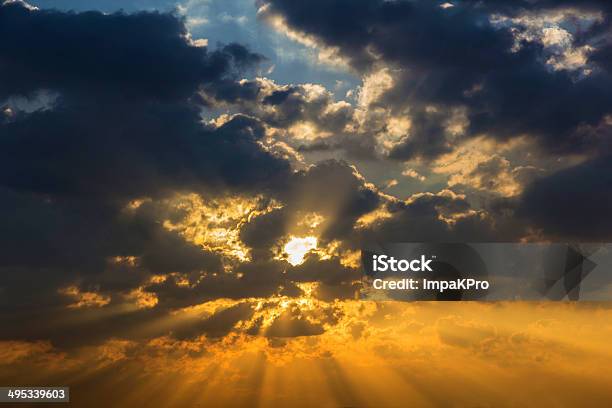 Rayo De Sol Ray Light Cloud Sky Crepúsculo Color Foto de stock y más banco de imágenes de Aire libre - Aire libre, Alto - Descripción física, Amanecer