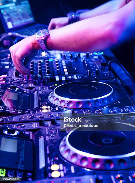 Foto de Dj Tocando A Pista e mais fotos de stock de Arte, Cultura e Espetáculo - Arte, Cultura e Espetáculo, Azul, Barulho