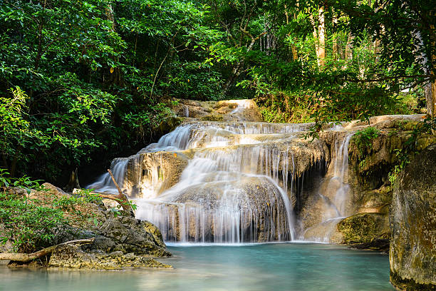 流れ落ちる美しい滝の erawan カンチャナブリ州タイ - waterfall erawan tropical rainforest tree ストックフォトと画像