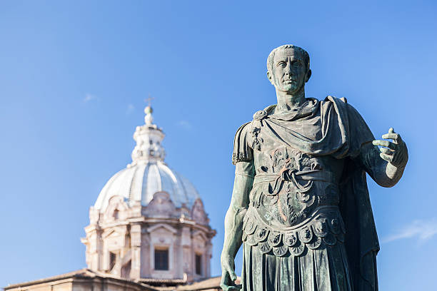 statua di imperatore romano davanti della chiesa a roma - augustus caesar foto e immagini stock