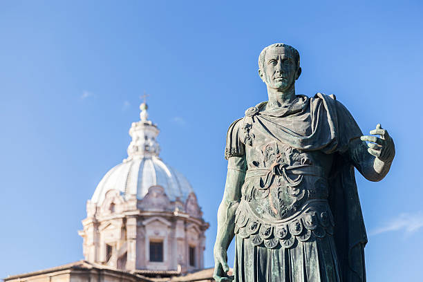 황후상 로마 발코니가있는 앞에서 교회 로마 - julius caesar augustus caesar statue rome 뉴스 사진 이미지