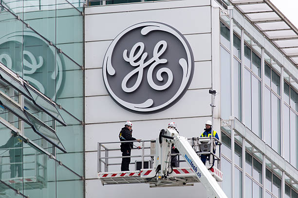 nouveau general electric logo installé sur un bâtiment ancien alstom - alstom photos et images de collection