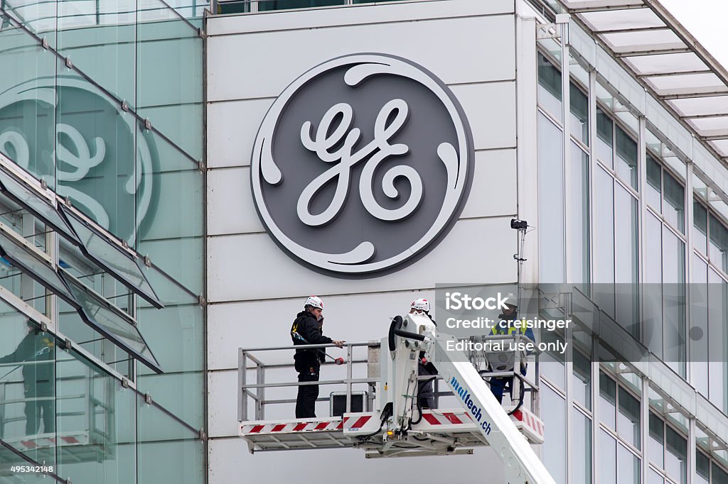 New General Electric logo installed on former Alstom building - Royaltyfri General Electric Bildbanksbilder