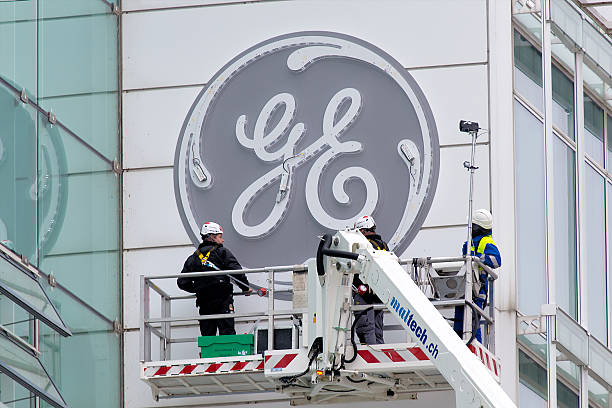 éclairage tests de nouveaux ge logo de baden - alstom photos et images de collection