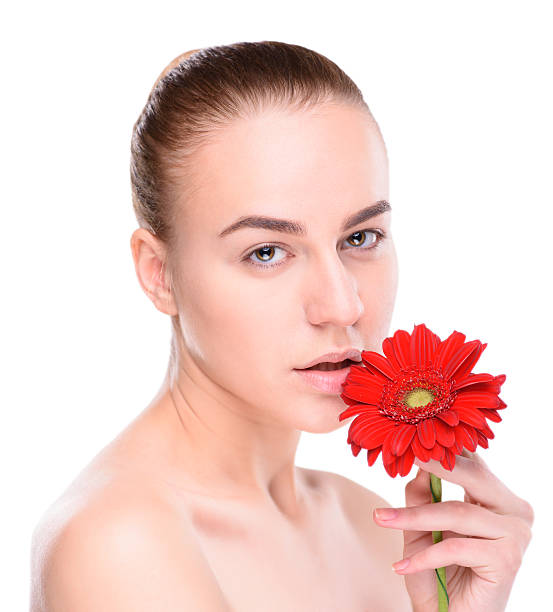 mulher bonita com a red gerbera. isolado no fundo branco - scincare - fotografias e filmes do acervo