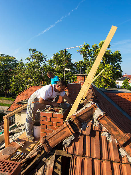 de construction sur une vieille brique cheminée sur le toit - restoring scaffolding built structure home improvement photos et images de collection
