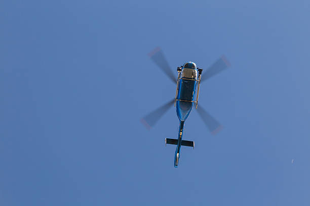 helicóptero. vista de baixo - police helicopter - fotografias e filmes do acervo