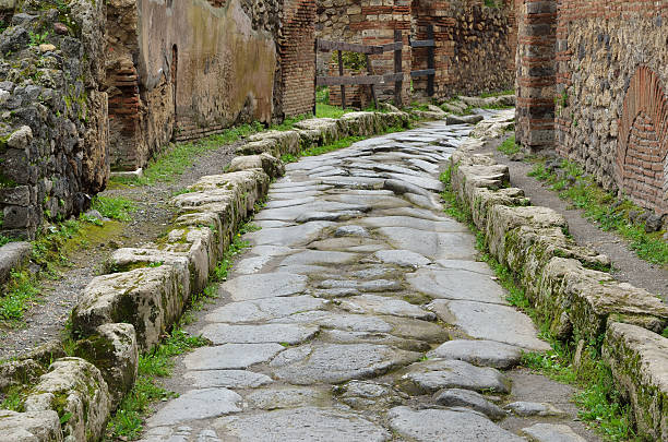 restaurado street a pompeia antiga - restoring beginnings restart recovery - fotografias e filmes do acervo