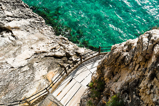 istock Trail to Grotta del Bue Marino 495350831