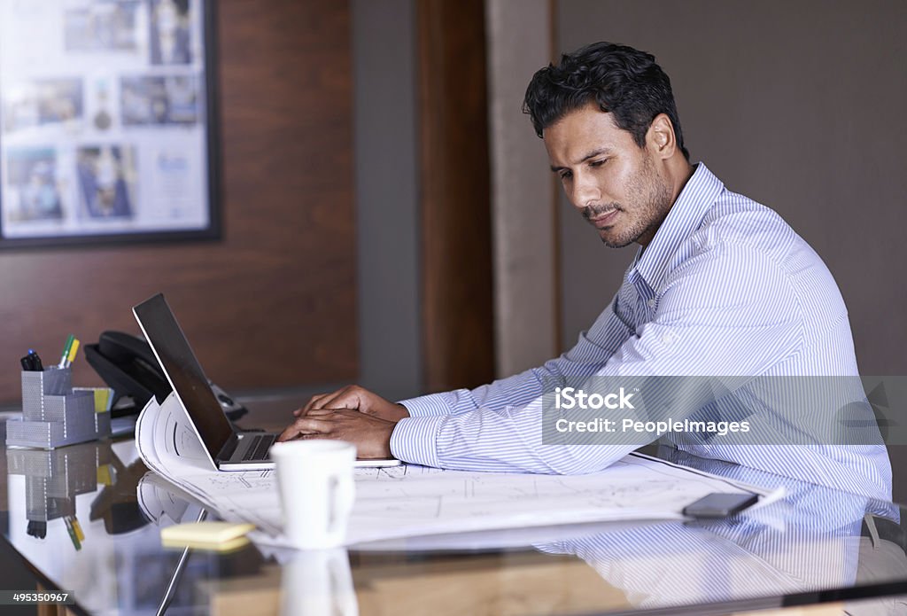 Er arbeitet hart, um seine Aufgaben - Lizenzfrei Arbeiten Stock-Foto