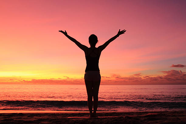 yoga en la playa en el atardecer - one woman only beautiful lifestyle handcarves fotografías e imágenes de stock