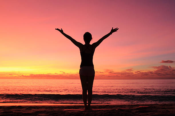 yoga sulla spiaggia al tramonto - lo foto e immagini stock