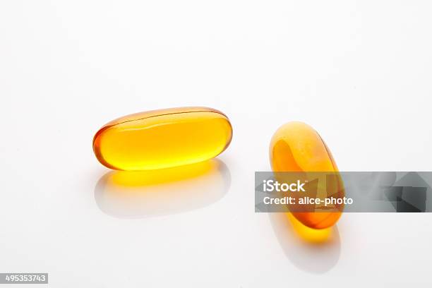 Vitamin Fischöl Kapsel Auf Weißem Hintergrund Stockfoto und mehr Bilder von Analysieren - Analysieren, Ausrüstung und Geräte, Becherglas