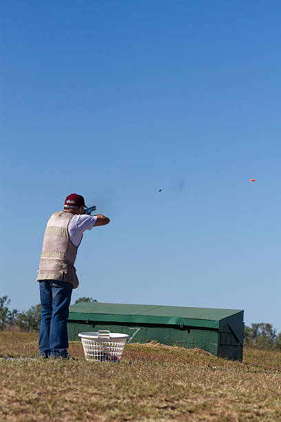 クレー射撃 - skeet shooting shooting clay target shooting ストックフォトと画像