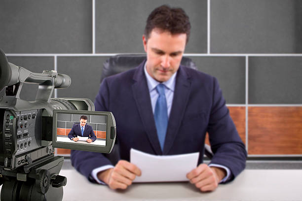 cámara de filmación un informante o anchorman en un estudio - videographer video camera operator filming fotografías e imágenes de stock