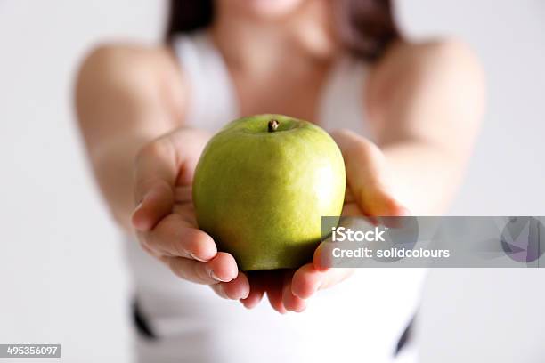 Junge Frau Mit Grünen Apfel Stockfoto und mehr Bilder von Apfel - Apfel, Apfelsorte Granny Smith, Athlet