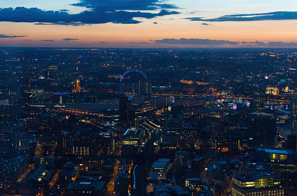 illumination vue de nuit de la ville de londres - london england aerial view skyscraper mid air photos et images de collection