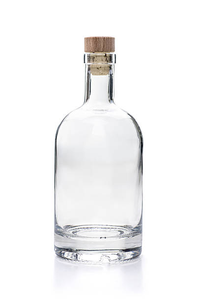 licor empy frasco sobre un fondo blanco - botella fotografías e imágenes de stock