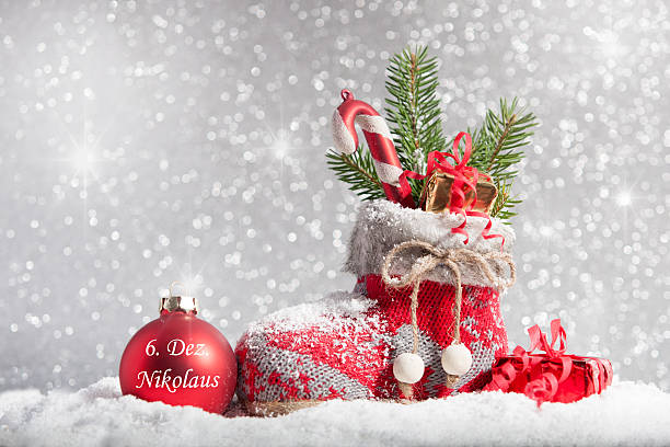 weihnachtsstrumpf im schnee - nikolaus stiefel stock-fotos und bilder