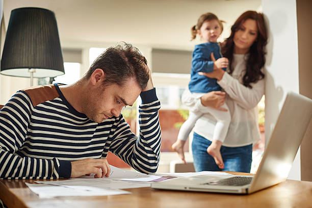 młoda rodzina pieniądze zmartwień - home finances debt tax finance zdjęcia i obrazy z banku zdjęć