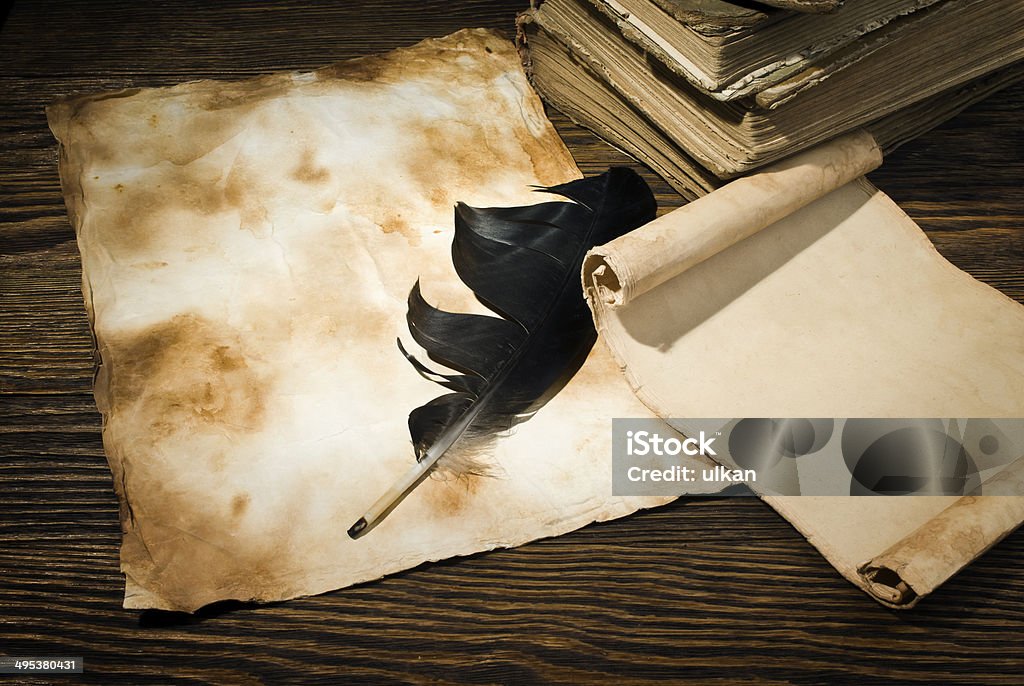 Vieux papiers sur une table en bois - Photo de Affaires libre de droits