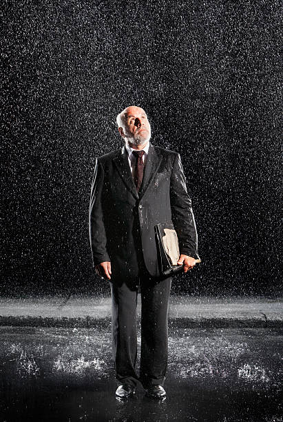 de meia idade homem de negócios com pasta de chuva - rain drenched men wet imagens e fotografias de stock