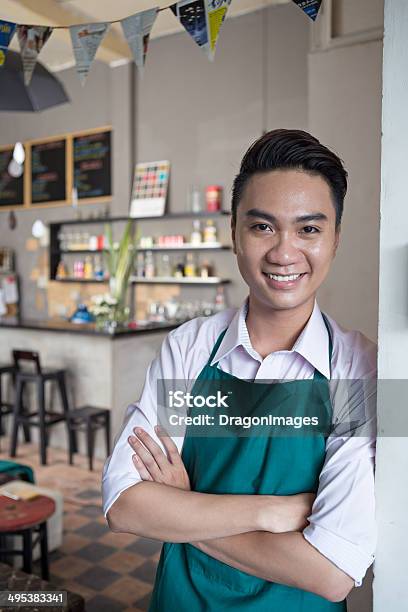 Fröhlich Cafébesitzer Stockfoto und mehr Bilder von Asiatischer und Indischer Abstammung - Asiatischer und Indischer Abstammung, Barkeeper, Bartresen