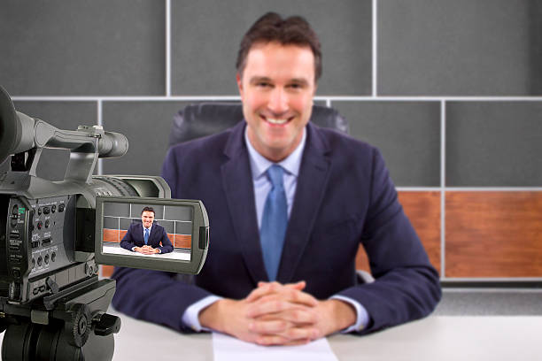 cámara de filmación un informante o anchorman en un estudio - videographer video camera operator filming fotografías e imágenes de stock