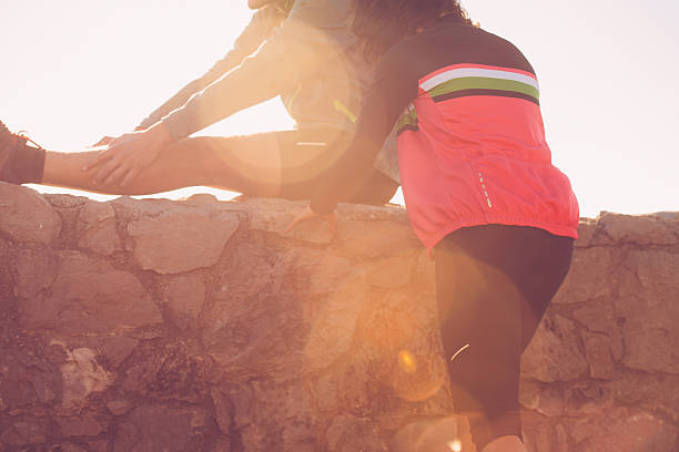 casal de alongamento após uma corrida, pôr-do-sol, julian alpes, europa - sport exercising men julian alps - fotografias e filmes do acervo