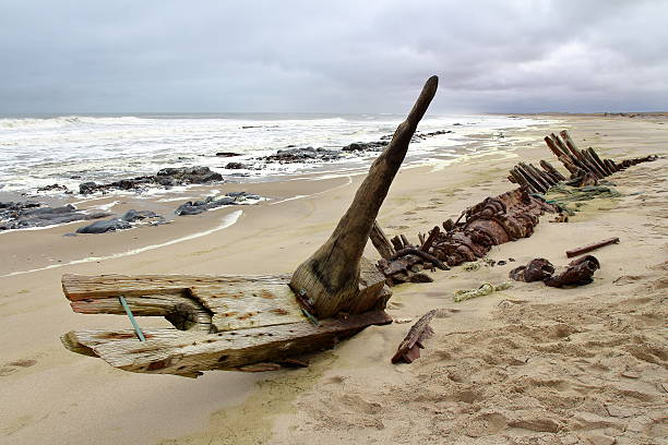 barco naufragio del costa de los esqueletos, namibia - storm sailing ship sea shipwreck fotografías e imágenes de stock