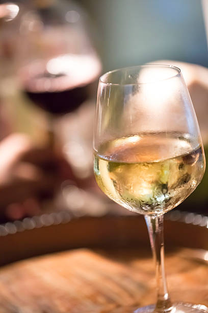 vidro com vinho na mesa - white wine wine white glass imagens e fotografias de stock