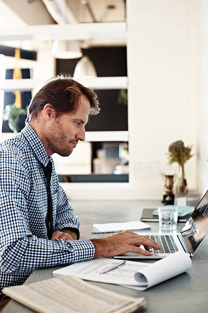 istock Tracking the markets online 495394794