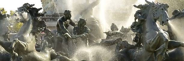 fonte de estátua e - monument aux girondins imagens e fotografias de stock