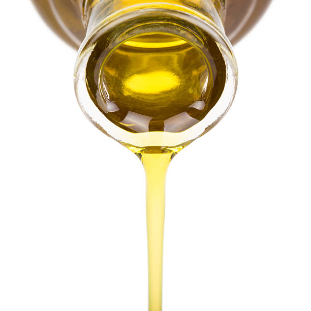 óleo da água de uma garrafa. - olive oil bottle olive cooking oil - fotografias e filmes do acervo