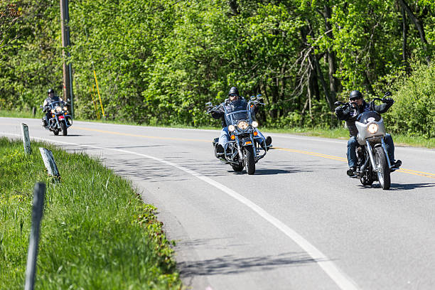 giro in moto - harley davidson foto e immagini stock