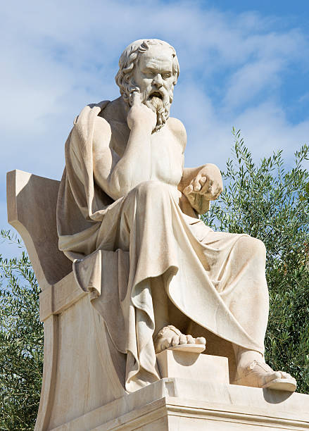 atene-statua di socrate di fronte al national academy - sapience foto e immagini stock