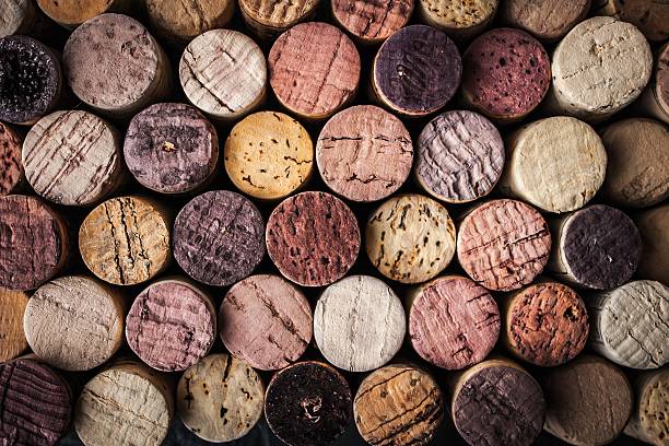 wein corks hintergrund-nahaufnahme - winemaking stock-fotos und bilder