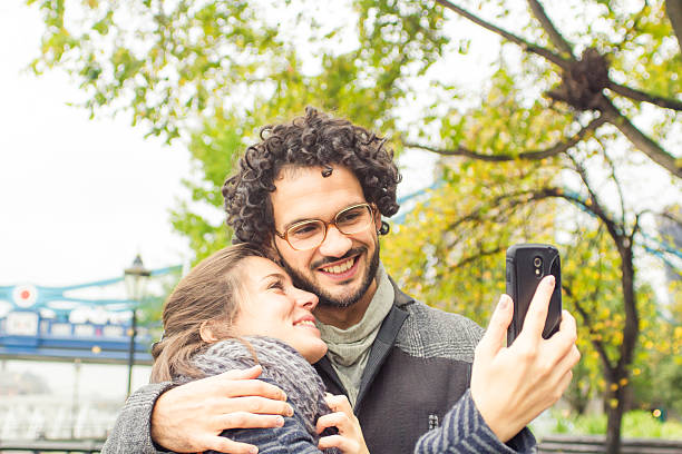 beau jeune couple prendre un selfie adultes - pitchuk2013 photos et images de collection