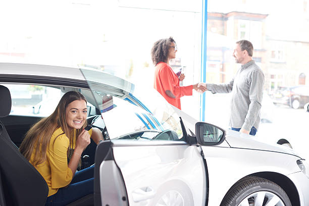 nuovo noleggio per teenager - car african descent shopping car dealership foto e immagini stock