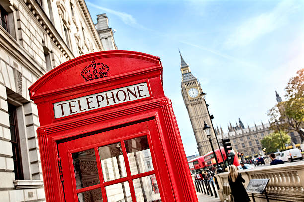 cabina telefonica di londra e il big ben - telephone booth telephone london england red foto e immagini stock