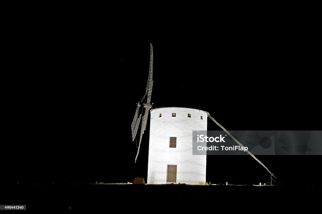 Moinho de vento na noite. A Espanha - Foto de stock de 2015 royalty-free