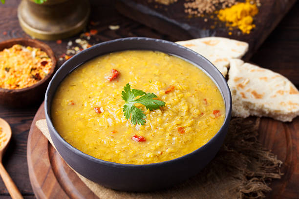 sopa de lentilha vermelha pão indiano com tv. masoor dal. - cilantro seed coriander seed spice - fotografias e filmes do acervo