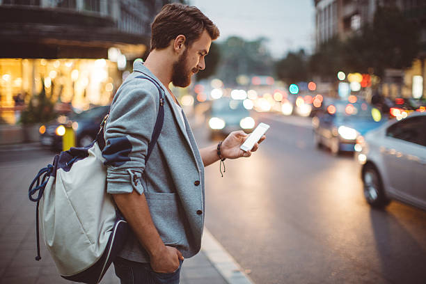 młody człowiek na ulicy wielkiego miasta. - people behavior smiling mode of transport zdjęcia i obrazy z banku zdjęć