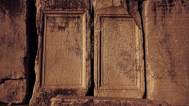 alte griechische scriptures in ephesus, türkei archeology hintergrund - greek culture greece text classical greek stock-fotos und bilder