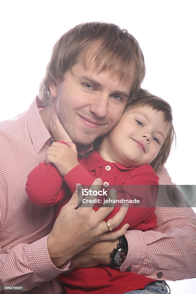 Família Jovem feliz sorrindo pai segurando o filho, loking câmera - Foto de stock de Aliança de casamento royalty-free