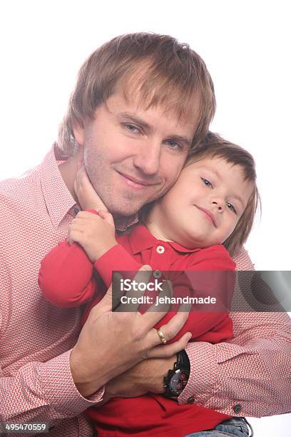 Foto de Família Jovem Feliz Sorrindo Pai Segurando O Filho Loking Câmera e mais fotos de stock de Aliança de casamento