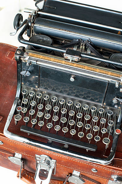 alte retro black metallic-schreibmaschine mit antiken runde tasten. - typewriter retro revival old fashioned obsolete stock-fotos und bilder