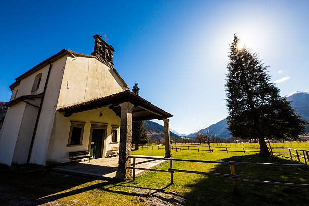 kirche in der meadows der alpen - autumn clock roof colors stock-fotos und bilder