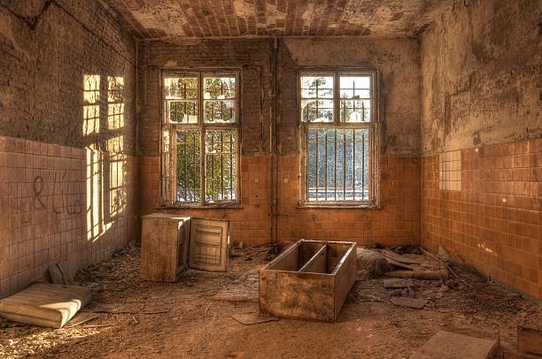 istock Old deserted dirty room 495474059